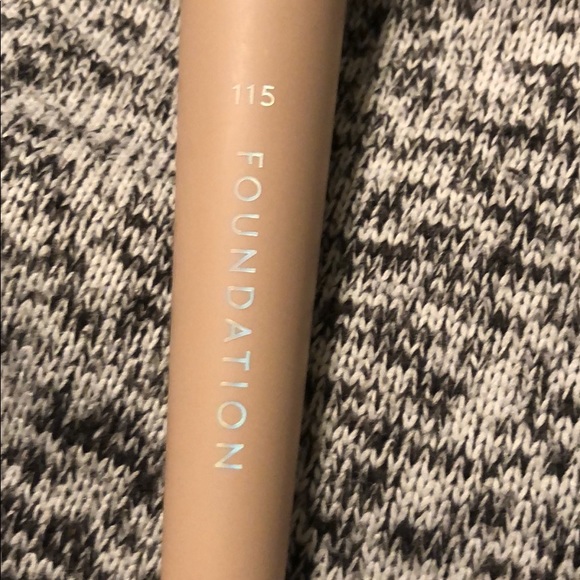 Fenty 115 Foundation Brush - Picture 2 of 3